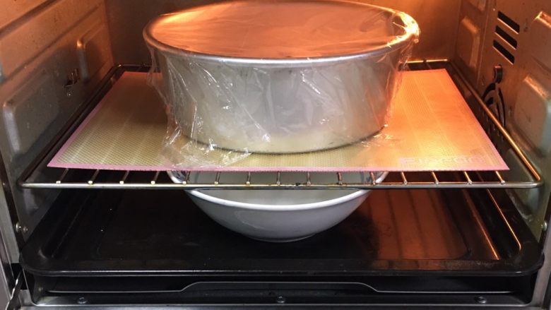 蔓越梅奶酪面包卷,烤箱发酵档，底部放一碗热水，发酵60分钟，中间更换一次热水。