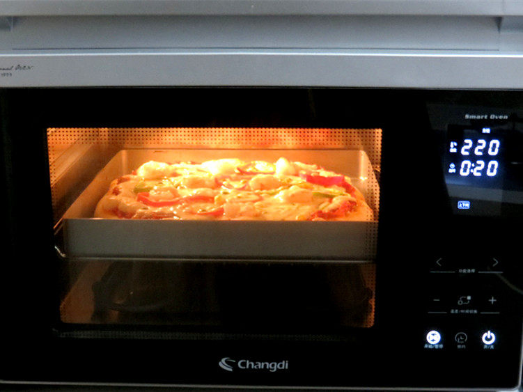 货真料足媲美必胜客的【海陆至尊披萨】,烤箱预热220度，披萨坯放入，烤制20分钟左右