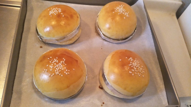 布里欧修汉堡面包🍔,第一盘烤制完成，等待冷却