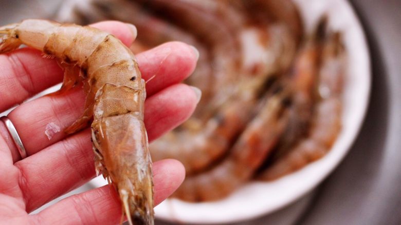 茼蒿海虾木耳小炒,把称重的海虾，用厨房剪子去虾肠和虾须后，用清水冲洗干净。