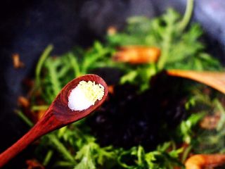 茼蒿海虾木耳小炒,这个时候锅中加入适量的盐和鸡精调味。