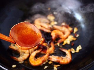 茼蒿海虾木耳小炒,再放入料酒去除海虾的腥味。