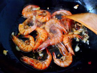 茼蒿海虾木耳小炒,这个时候把冲洗干净的海虾放入锅中，小火慢慢煎至红色后。