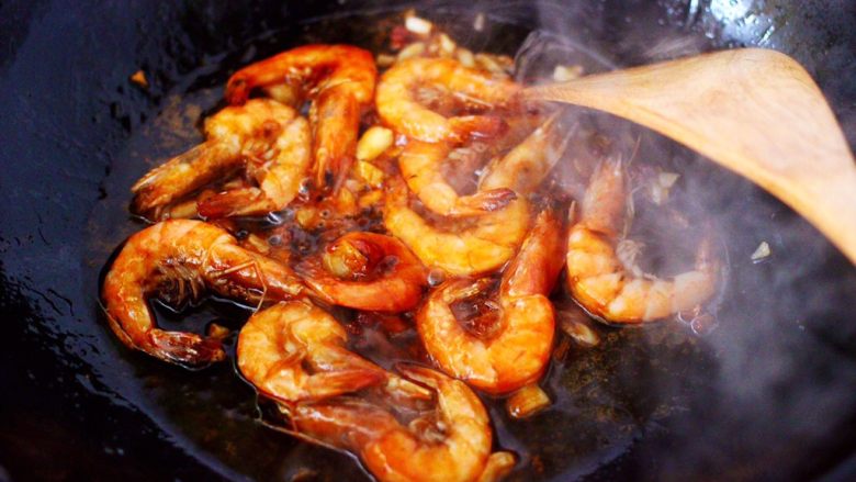 茼蒿海虾木耳小炒,大火翻炒至海虾和所有调料混合均匀。