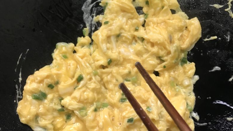 金玉满堂,倒入鸡蛋用筷子略略搅拌。