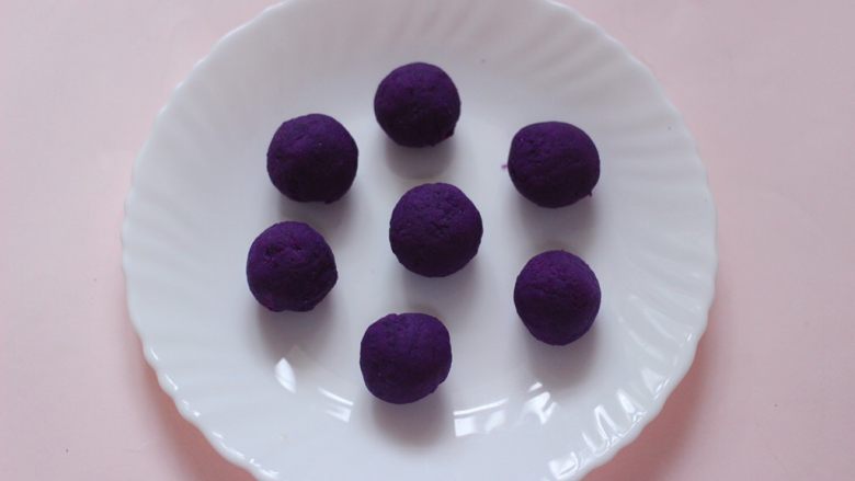 养肝抗衰老的水晶紫薯汤圆,把搅拌好的紫薯泥，用手滚成圆球备用。