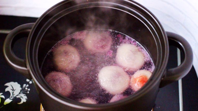 养肝抗衰老的水晶紫薯汤圆,砂锅烧开后加些冷水再次烧开，煮至紫薯汤圆全部浮起并开始显色时，关火加盖焖5～8分钟，汤圆会越焖越通透明亮。