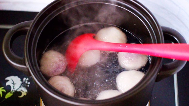 养肝抗衰老的水晶紫薯汤圆,砂锅中倒入适量水烧开，放入紫薯汤圆，紫薯汤圆下锅后最好轻轻晃动一下锅子，这样可以避免粘锅，然后盖上锅盖中火煮制。