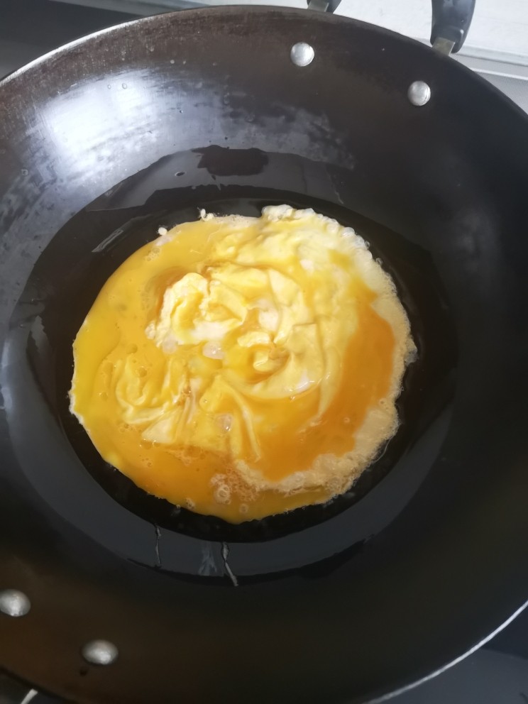 大蒜炒鸡蛋,锅中放多点油
下蛋液迅速划散
盛出备用