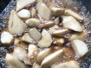 蚝油杏鲍菇,加入一点点的水和适量盐进行煨煮。