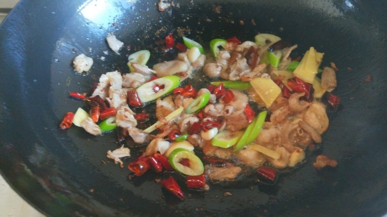 麻辣爆炒蒜苔，新文美食,加入葱姜蒜翻炒香。