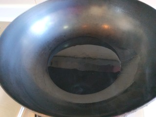 麻辣爆炒蒜苔，新文美食,锅中倒入适量油烧热。