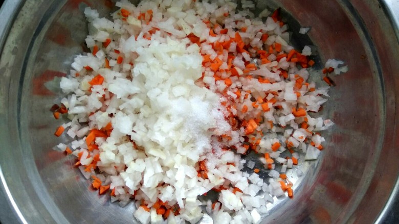 白萝卜胡萝卜素丸子,把胡萝卜碎和白萝卜碎放入盆中，加入适量盐