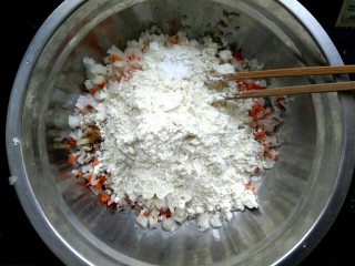 白萝卜胡萝卜素丸子,把一克小苏打放在面粉上，和面粉搅拌均匀