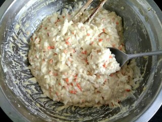 白萝卜胡萝卜素丸子,用勺子把和好的面糊团成团