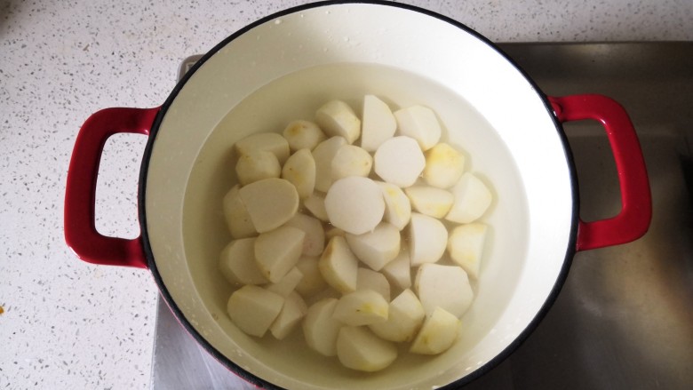 桂花糖芋苗,锅里放入芋头，倒入清水。