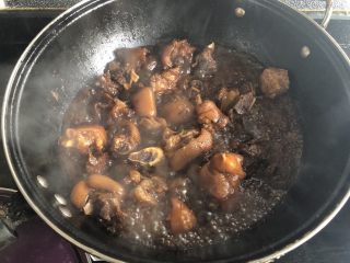 红烧猪蹄,煮至汤汁浓稠倒入小半碗水淀粉勾芡，加入少量鸡精就可以了！