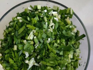韭菜鸡蛋水饺,买回来的韭菜摘洗干净控干水分，切成末，葱切末备用