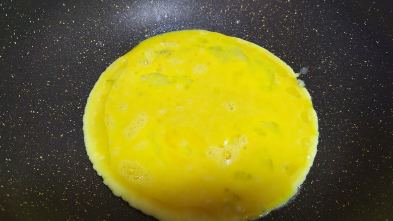 阳春面,锅中油热，加入鸡蛋液，一面凝固再翻面