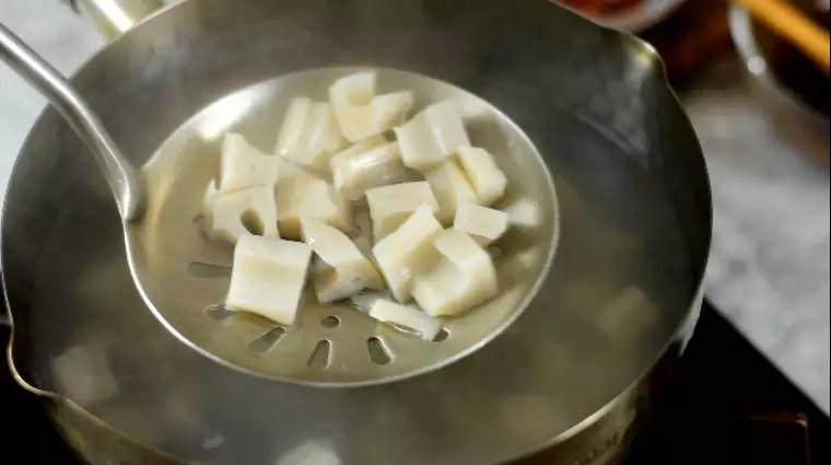 酸辣藕丁—春节后的开胃小菜,将藕丁入开水焯水，3分钟后捞出备用