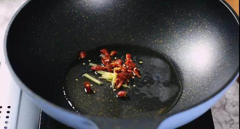 酸辣藕丁—春节后的开胃小菜,起油锅，放入姜丝、干辣椒，爆香