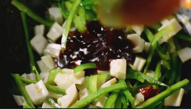 酸辣藕丁—春节后的开胃小菜,倒入调料汁，翻炒均匀