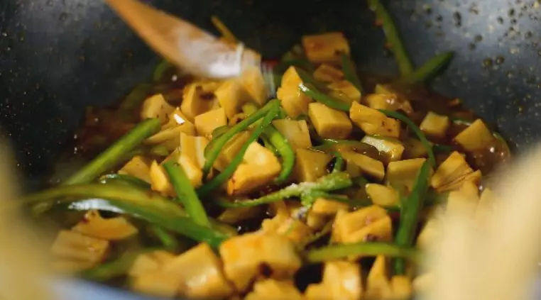 酸辣藕丁—春节后的开胃小菜,出锅前撒入盐调味