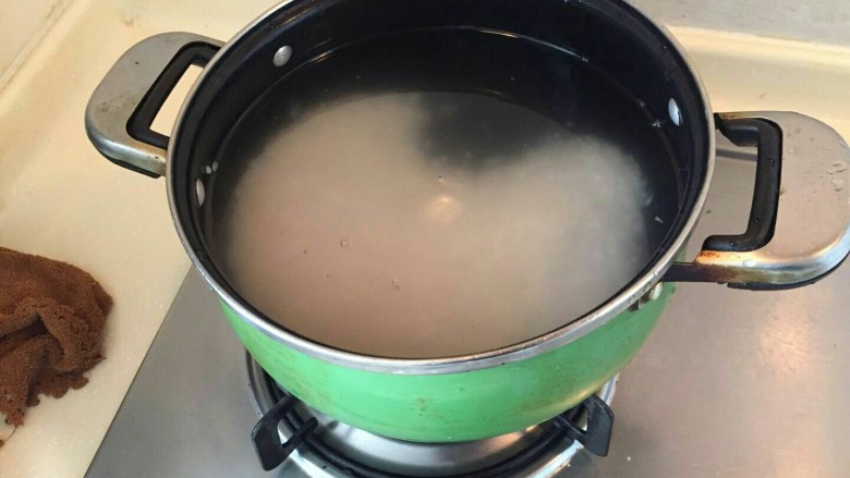 小清新🌴菠菜香菇粥🍵,淘好米＋加入3/4锅的水浸泡半小时