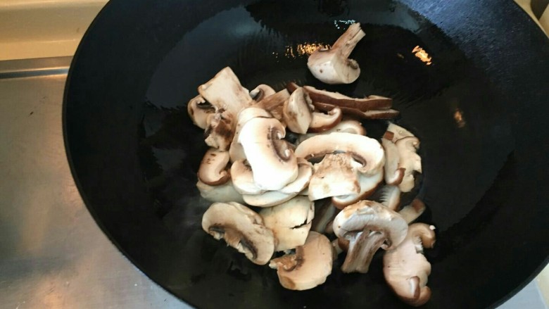 小清新🌴菠菜香菇粥🍵,锅中倒入一点有把香菇倒进去小火翻炒