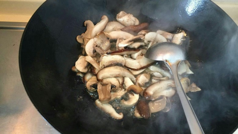 小清新🌴菠菜香菇粥🍵,继续小火翻炒2-3分钟