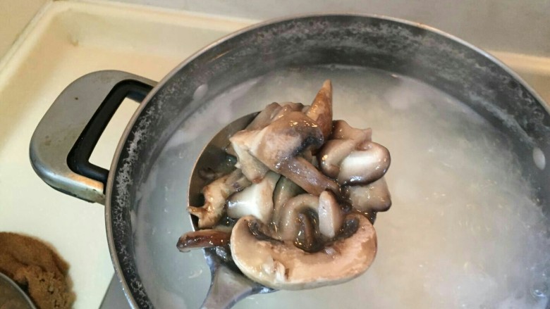 小清新🌴菠菜香菇粥🍵,加入已经变稠的粥