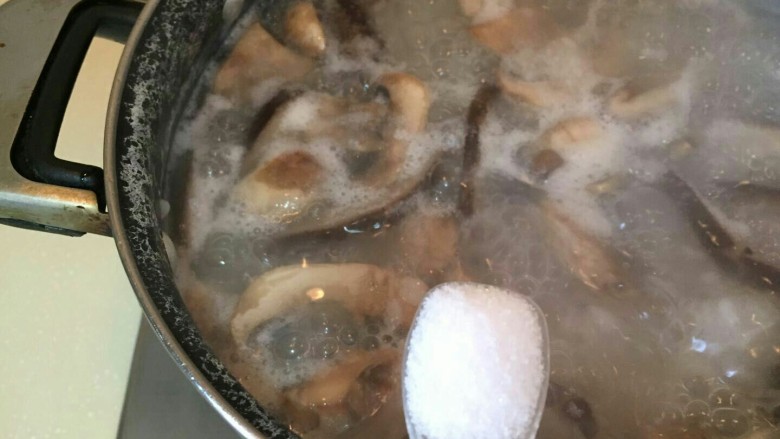 小清新🌴菠菜香菇粥🍵,加入一小勺盐调味