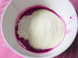 火龙果溶豆,将奶粉和玉米淀粉混合放进火龙果里搅拌均匀