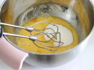 无水无油蛋糕，老式脆皮蛋糕,鸡蛋打散后，放入全部的细砂糖，如果室温较低，最好隔一盆温水，约，40°更容易打发。