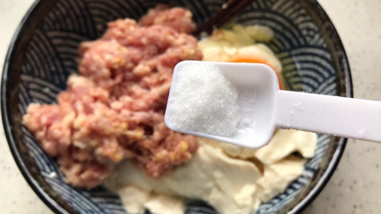 肉糜豆腐炖鸡蛋,加一小勺细盐