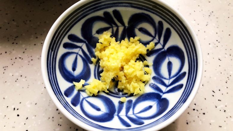 肉糜豆腐炖鸡蛋,生姜去皮洗净之后切成末