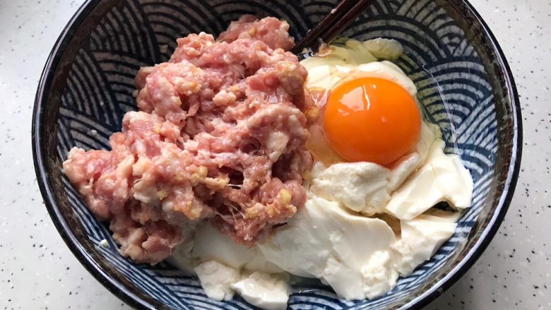 肉糜豆腐炖鸡蛋,将肉糜加入豆腐内，并且加入鸡蛋
