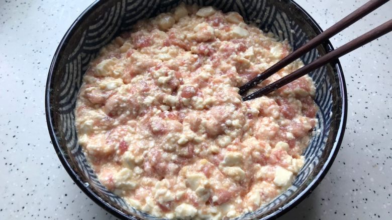肉糜豆腐炖鸡蛋,搅拌均匀，可以稍微搅拌的烂一点