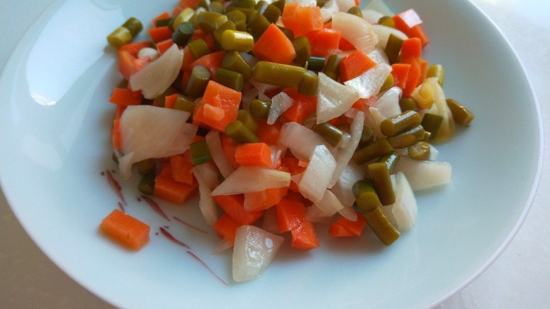 张家口特色菜 白肉炒酸菜粉条,把酸菜切成小丁装盘备用。