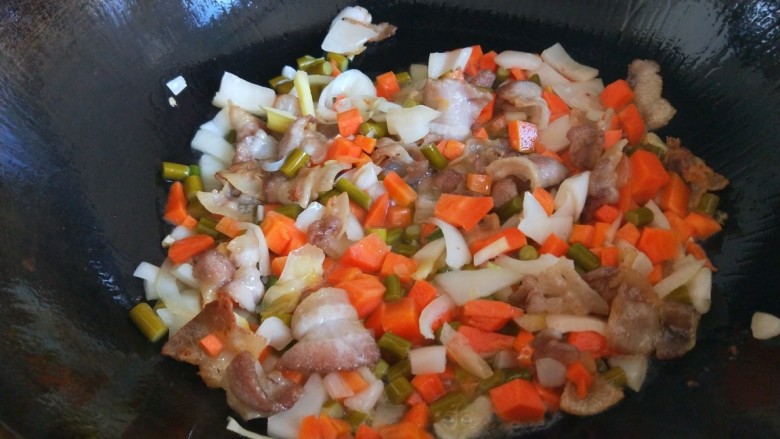 张家口特色菜 白肉炒酸菜粉条,在倒入酸菜炒出酸味儿。