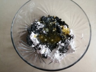 黑芝麻汤圆,把糖粉和融化的黄油倒入黑芝麻粉末里