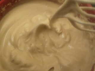 红糖枣泥蛋糕,蛋白打到湿性发泡，加入蛋黄再中速打2分钟