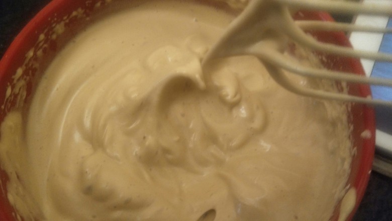 红糖枣泥蛋糕,蛋白打到湿性发泡，加入蛋黄再中速打2分钟