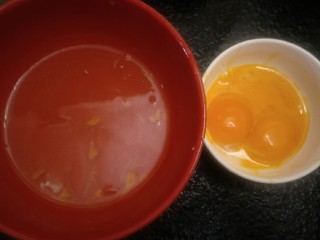 红糖枣泥蛋糕,3个鸡蛋分开放，这里不小心磕散了一个蛋QAQ不过影响不大最后还是要汇合的。
