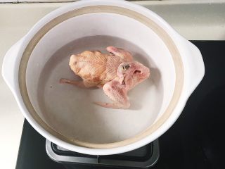 红枣山药乳鸽汤,市场处理好的乳鸽洗干净后冷水下锅汆水