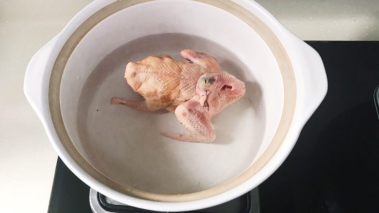 红枣山药乳鸽汤,市场处理好的乳鸽洗干净后冷水下锅汆水