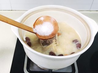 红枣山药乳鸽汤,熬好的乳鸽汤汁浓郁 起锅前加入适量盐调味即可