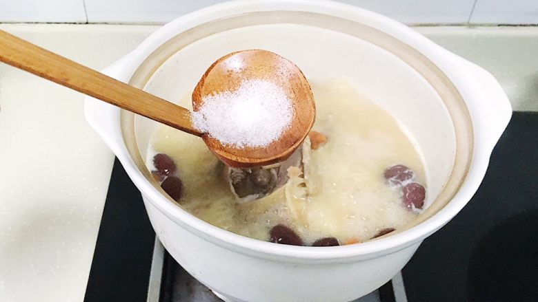 红枣山药乳鸽汤,熬好的乳鸽汤汁浓郁 起锅前加入适量盐调味即可