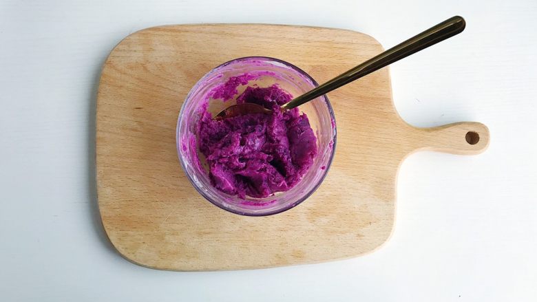 爱的沼夫三明治,蒸好的紫薯去皮加入适量的色拉酱用勺子压成泥状备用