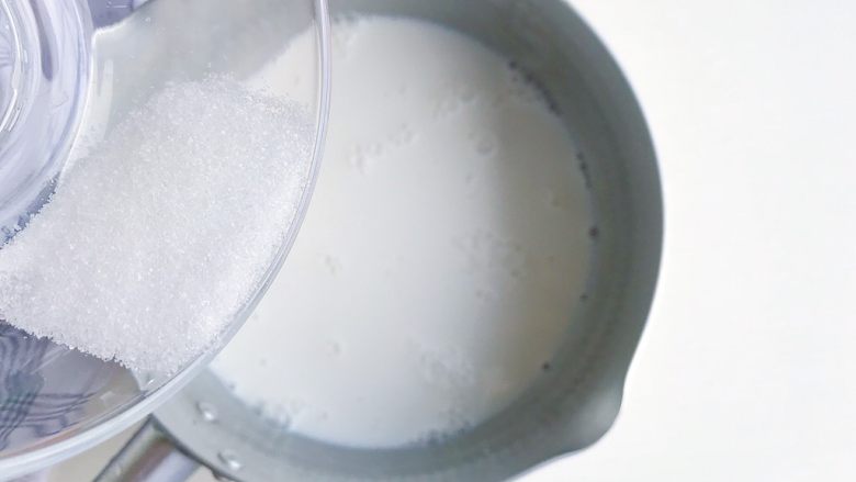 木瓜椰奶冻,椰奶倒入锅中加入白砂糖搅拌均匀